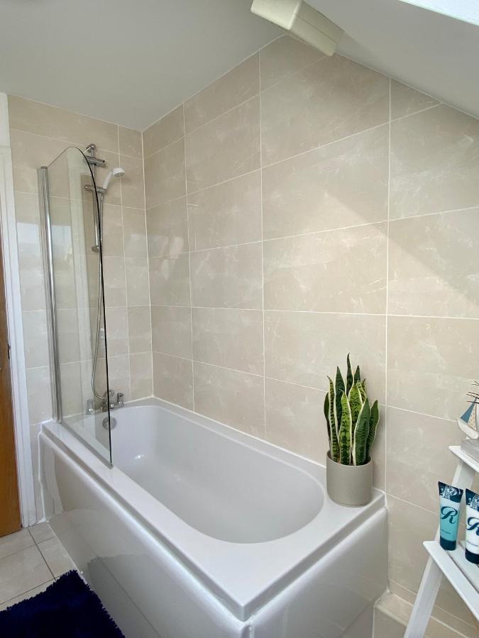Swanage Holiday Penthouse Apartment, Moments From Beach And Town, On Site Parking, Fast Wifi, Sleeps Up To 6, Rated Exceptional المظهر الخارجي الصورة